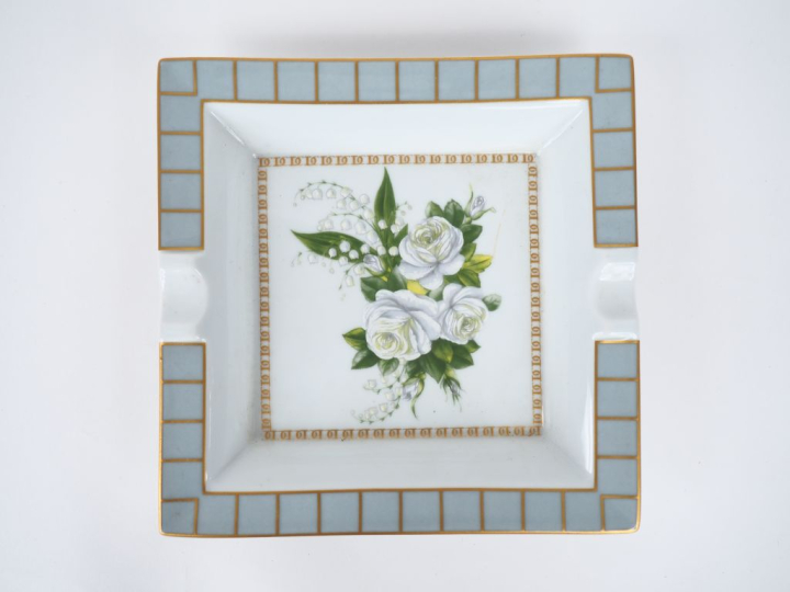 Christian DIOR,  Cendrier en porcelaine polychrome rehaussée d'or, à d