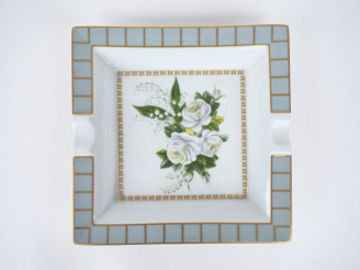 Vente aux enchères Christian DIOR,  Cendrier en porcelaine polychrome rehaussée d'or, à d