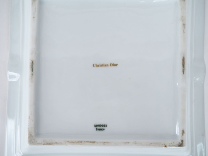 Christian DIOR,  Cendrier en porcelaine polychrome rehaussée d'or, à d