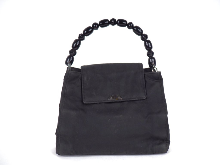 Christian DIOR,  Sac porté épaule en tissu noir. Fermeture à rabat et 