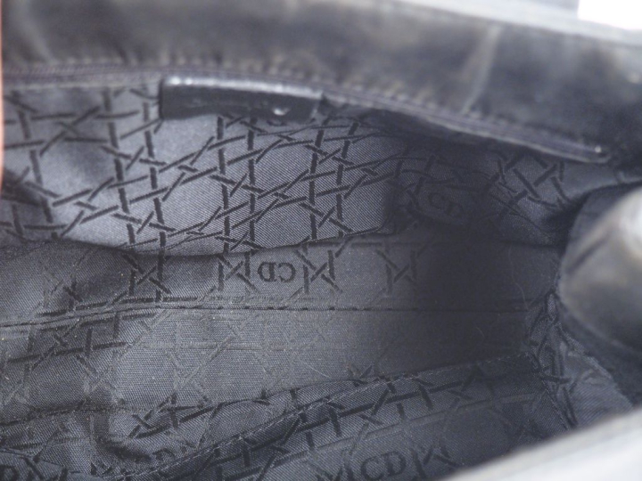 Christian DIOR,  Sac porté épaule en tissu noir. Fermeture à rabat et 
