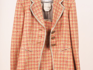Vente aux enchères Christian DIOR, Boutique Ensemble de tailleur veste et jupe.  Veste en