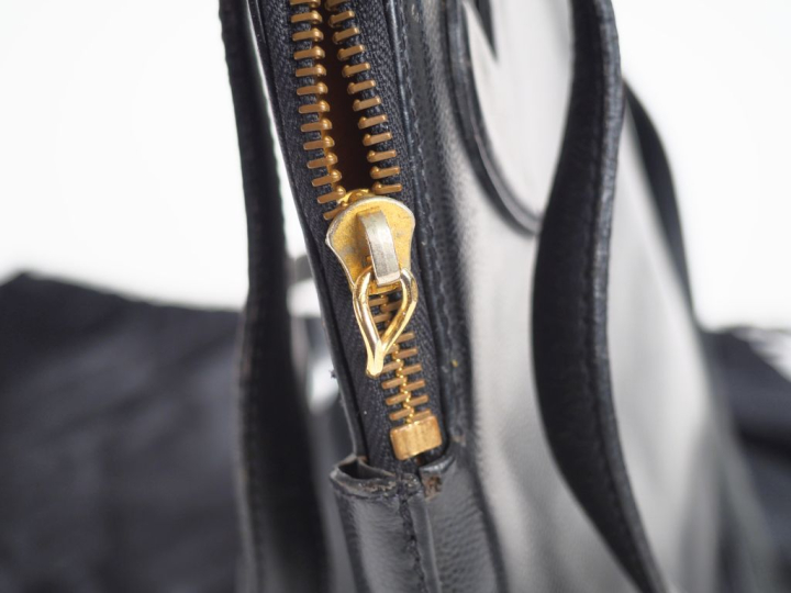 Christian LACROIX, Paris Sac porté épaulé en cuir noir.  Deux anses en
