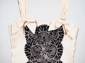 Vente aux enchères Christian LACROIX,  Robe en soie écru, agrémentée de dentelle noire en