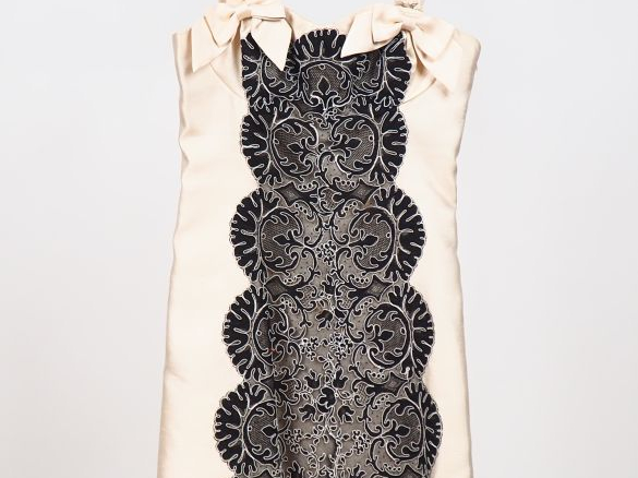 Christian LACROIX,  Robe en soie écru, agrémentée de dentelle noire en