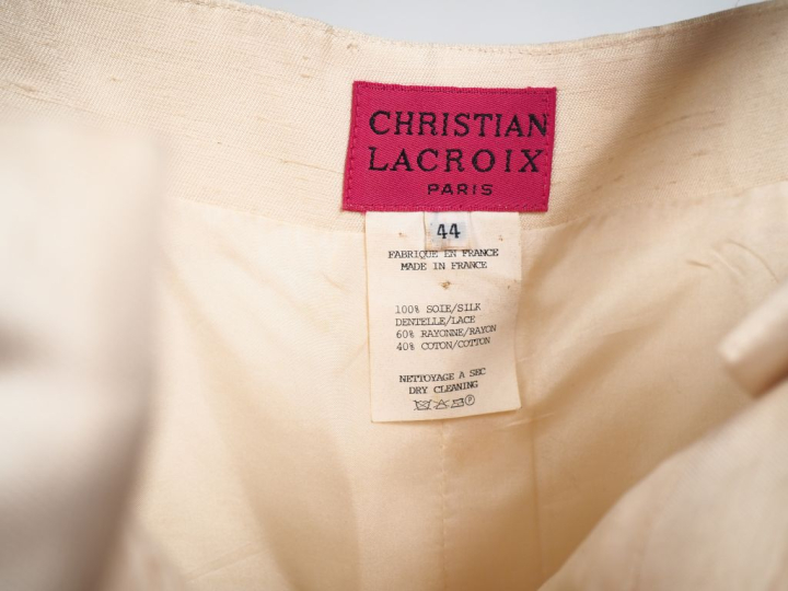 Christian LACROIX,  Robe en soie écru, agrémentée de dentelle noire en