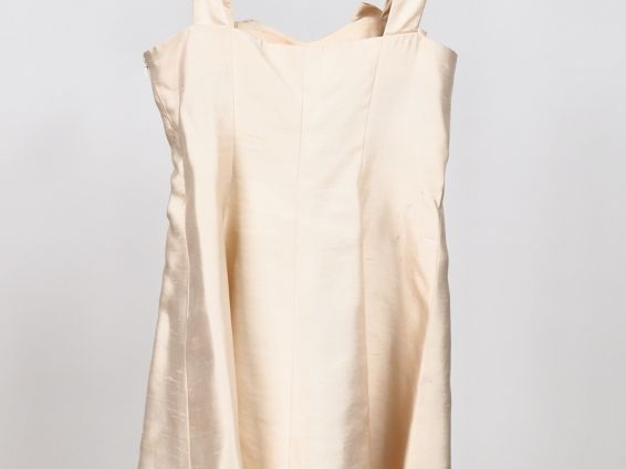 Christian LACROIX,  Robe en soie écru, agrémentée de dentelle noire en