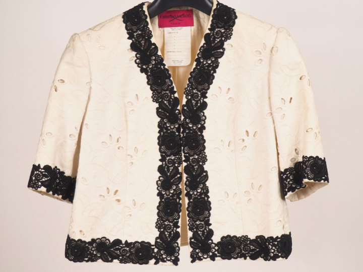 Christian LACROIX,  Veste courte, probablement en coton, blanche, à dé