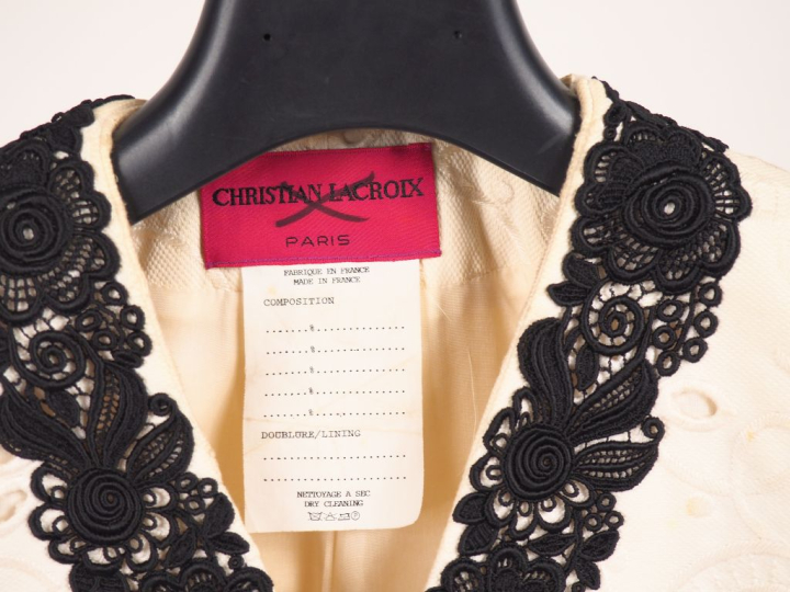Christian LACROIX,  Veste courte, probablement en coton, blanche, à dé
