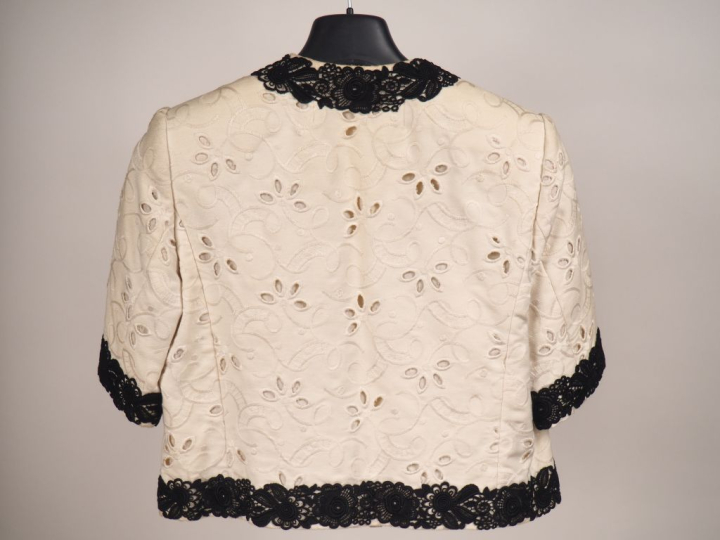 Christian LACROIX,  Veste courte, probablement en coton, blanche, à dé