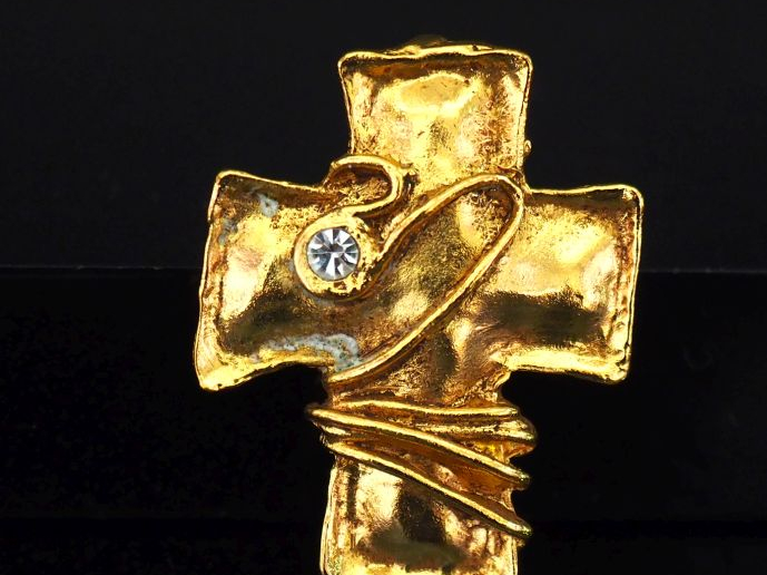 Christian LACROIX Broche/pendentif en forme de croix en métal doré, se