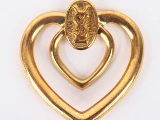 Vente aux enchères YVES SAINT LAURENT  Pendentif (?) ajouré en métal doré en forme de cœu
