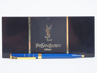 Vente aux enchères YVES SAINT LAURENT, Collection Stylo bille en imitation de lapis lazul