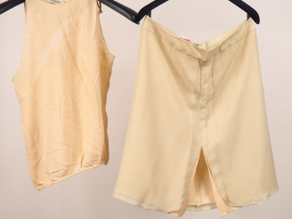 Vente aux enchères LANVIN, Paris Ensemble en soie comprenant un débardeur et une jupe.  D