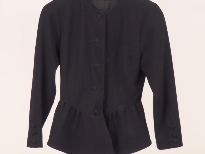 LANVIN,  Veste noire à volant.  Fermeture par boutons gainés de tissu.