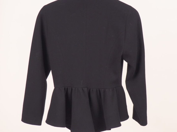 LANVIN,  Veste noire à volant.  Fermeture par boutons gainés de tissu.