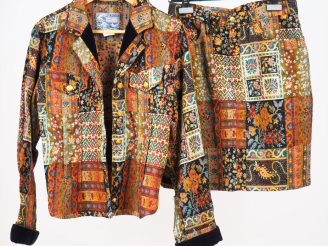 Vente aux enchères KENZO,  Ensemble de tailleur veste et jupe en polyester et viscose, à 