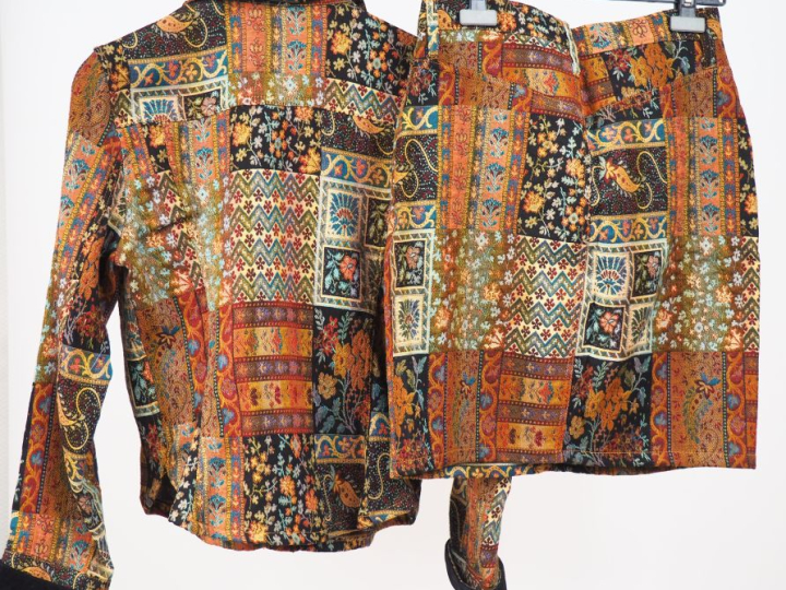 KENZO,  Ensemble de tailleur veste et jupe en polyester et viscose, à 