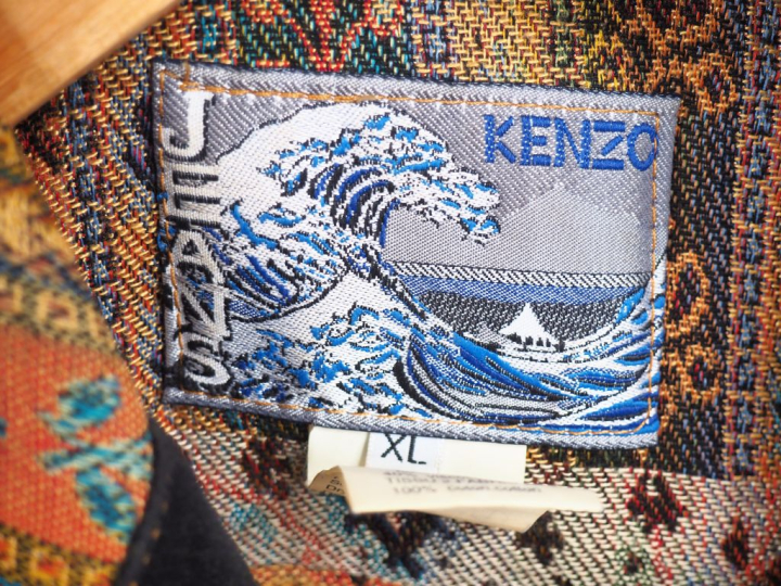 KENZO,  Ensemble de tailleur veste et jupe en polyester et viscose, à 