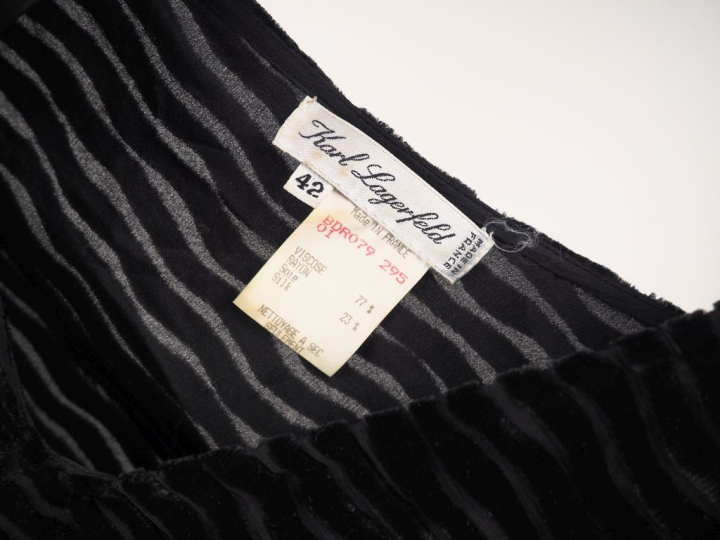 Karl LAGARFELD,  Robe asymétrique de couleur noir en viscose et soie, 