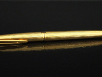 Vente aux enchères WATERMAN,  Stylo plume en plaqué or, à décor guilloché.  Plume en or j