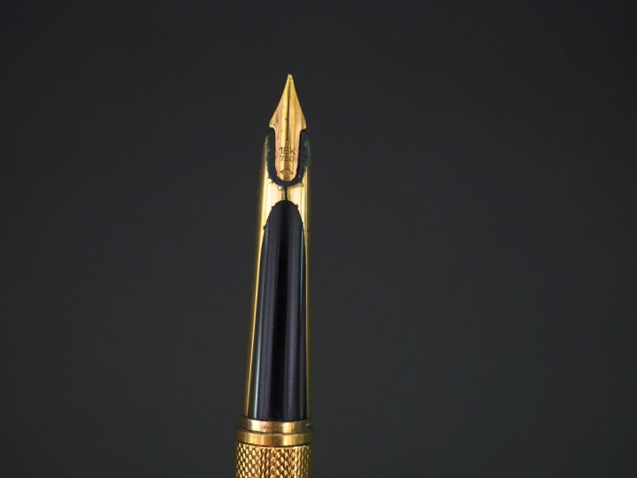 WATERMAN,  Stylo plume en plaqué or, à décor guilloché.  Plume en or j