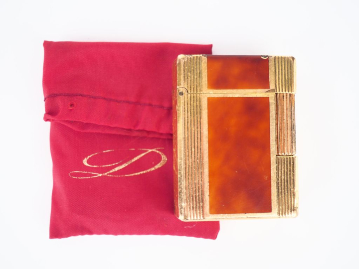 DUPONT,  Briquet en laque de Chine et métal doré.  Monogrammé.  Signé 