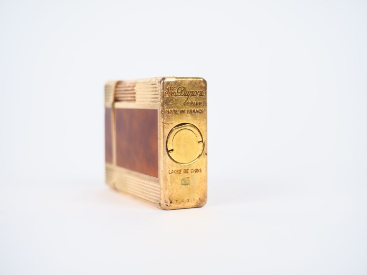 DUPONT,  Briquet en laque de Chine et métal doré.  Monogrammé.  Signé 