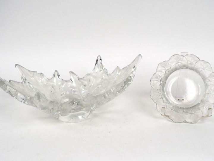 LALIQUE France.  Coupe en cristal à décor de feuillage. Signée  Dim. 5