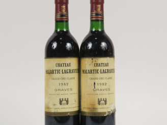 Vente aux enchères 2 BOUTEILLES CHÂTEAU MALARTIC LAGRAVIÈRE GCC GRAVES - 1982 - BG/ELA