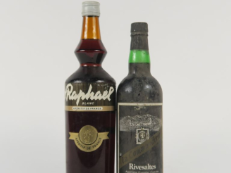 Vente aux enchères 2 BOUTEILLES : 1 ST RAPHAËL BLANC (1 L) - 1 RIVESALTES LA COMMANDERIE