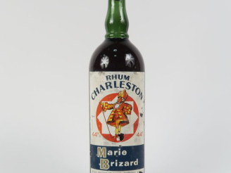 Vente aux enchères 1 BOUTEILLE RHUM (1 L) CHARLESTON MARIE BRIZARD 44° CIRCA 1960 - ETLA