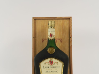 Vente aux enchères 1 BOUTEILLE ARMAGNAC 'NAPOLEON' LARRESSINGLE - COFFRET