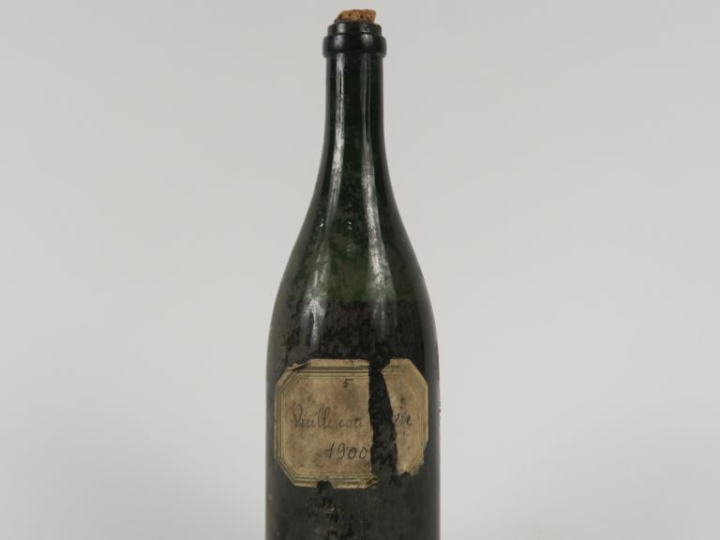 1 TRÈS VIEILLE BOUTEILLE EAU DE VIE - 1900 - NIVEAU BAS/ETIQUETTE MANU