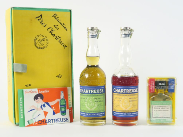 1 COFFRET CHARTREUSE PÉRIODE 1956-1964 COMPRENANT : 1 BOUTEILLE CHARTR