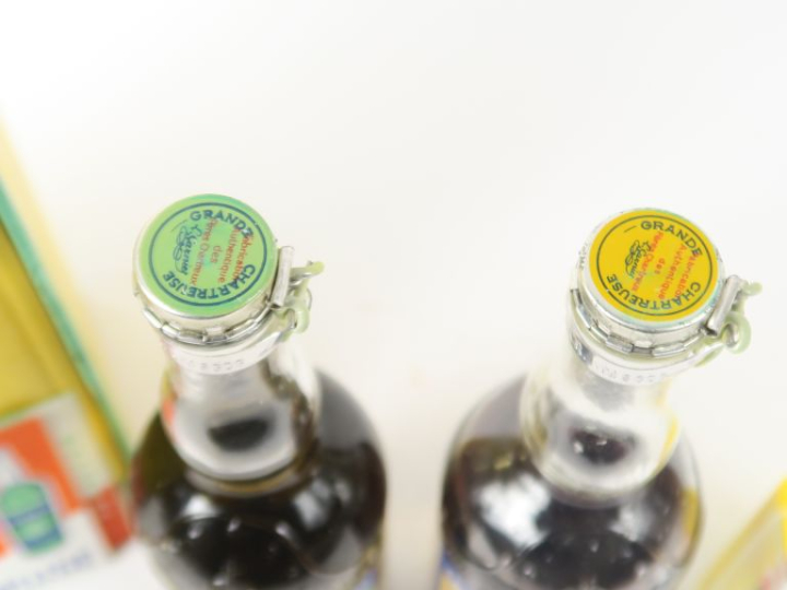 1 COFFRET CHARTREUSE PÉRIODE 1956-1964 COMPRENANT : 1 BOUTEILLE CHARTR