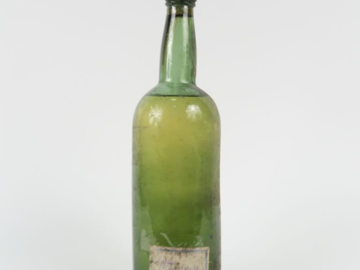 1 BOUTEILLE CHARTREUSE (?) - ETIQUETTE MANUSCRITE : 'LIQUEUR CHARTREUS