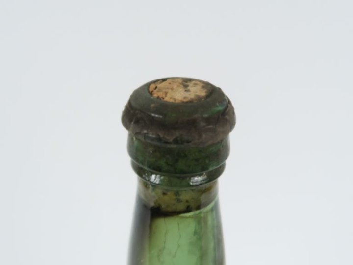 1 BOUTEILLE CHARTREUSE (?) - ETIQUETTE MANUSCRITE : 'LIQUEUR CHARTREUS