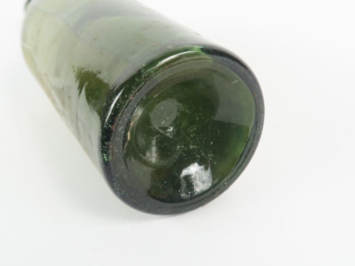 1 BOUTEILLE CHARTREUSE (?) - ETIQUETTE MANUSCRITE : 'LIQUEUR CHARTREUS