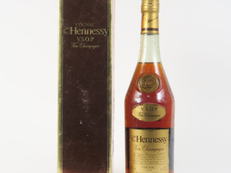 Vente aux enchères 1 BOUTEILLE COGNAC FINE CHAMPAGNE HENNESSY 'V.S.O.P.' - COFFRET