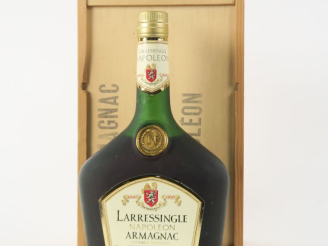 Vente aux enchères 1 BOUTEILLE ARMAGNAC 'NAPOLÉON' LARRESSINGLE - COFFRET