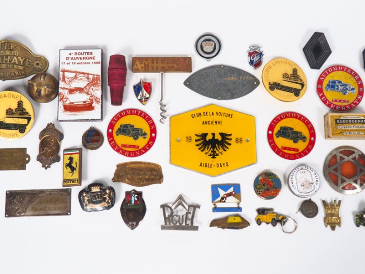 Lot de plaques, médaillons ou sigles pour véhicules automobiles.