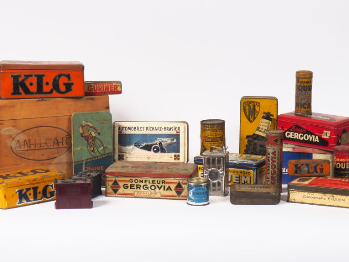 Lot de vingt-deux boîtes en tôle lithographiée. On y joint un coffret 