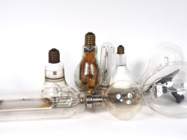 Sept différentes ampoules. On y joint deux différentes ampoules décora