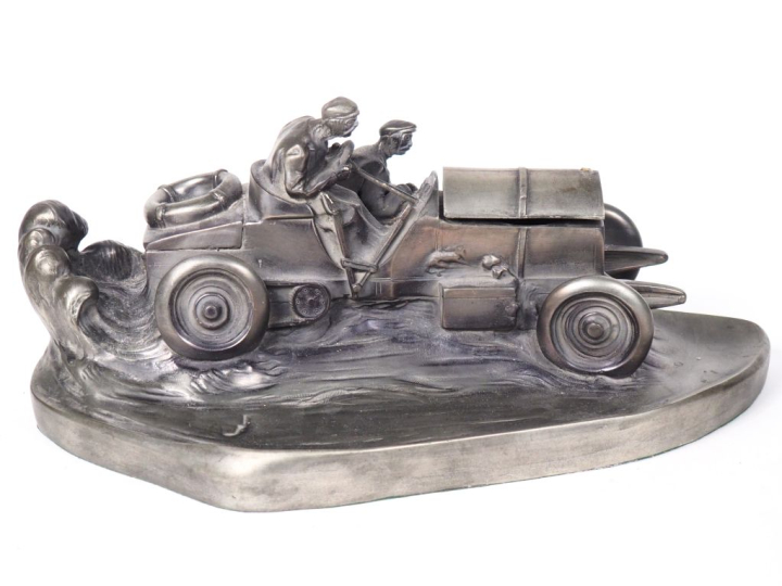 Un encrier en étain en forme de voiture automobile.  ( accident )