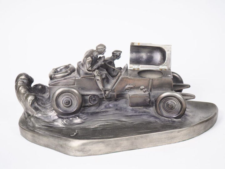 Un encrier en étain en forme de voiture automobile.  ( accident )
