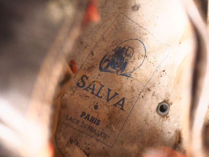 Lot comprenant cinq casques en cuir et une casquette. (état d'usage)