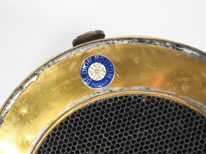 DE DION-BOUTON.  Radiateur automobile n°19267. Diam. 53 cm. (état d'us