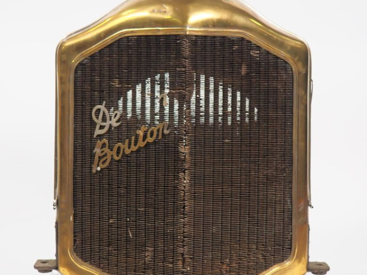DE DION-BOUTON. Radiateur automobile. Dim. 67 x 58 x 35 cm. (manque un