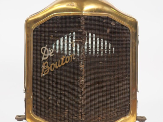 Vente aux enchères DE DION-BOUTON. Radiateur automobile. Dim. 67 x 58 x 35 cm. (manque un